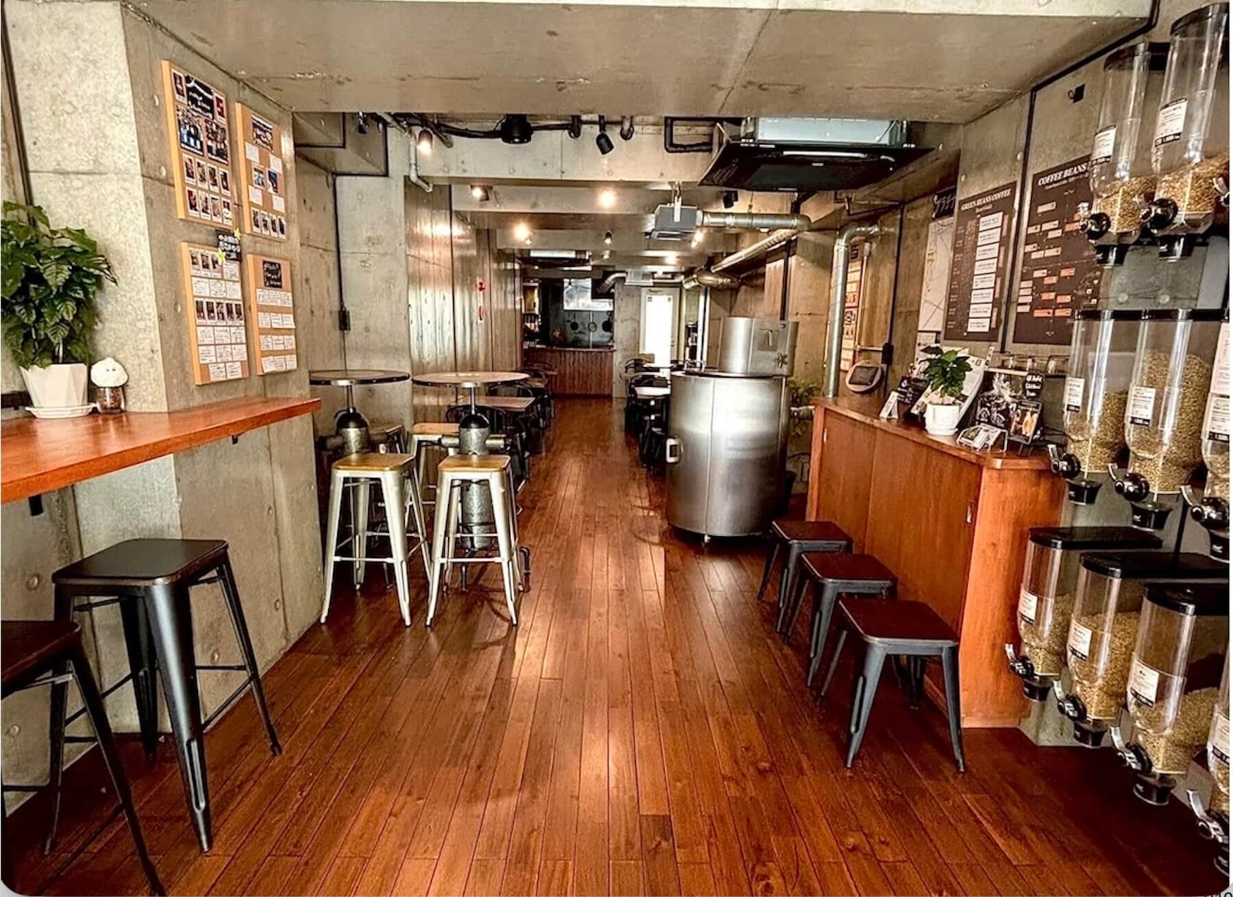 北参道・千駄ヶ谷のコーヒー専門店Green Beans Coffee。グルテンフリーランチを提供し、店内ペット同伴可能。落ち着いた空間で、愛犬と一緒に安心して食事と自家焙煎コーヒーを楽しめます。