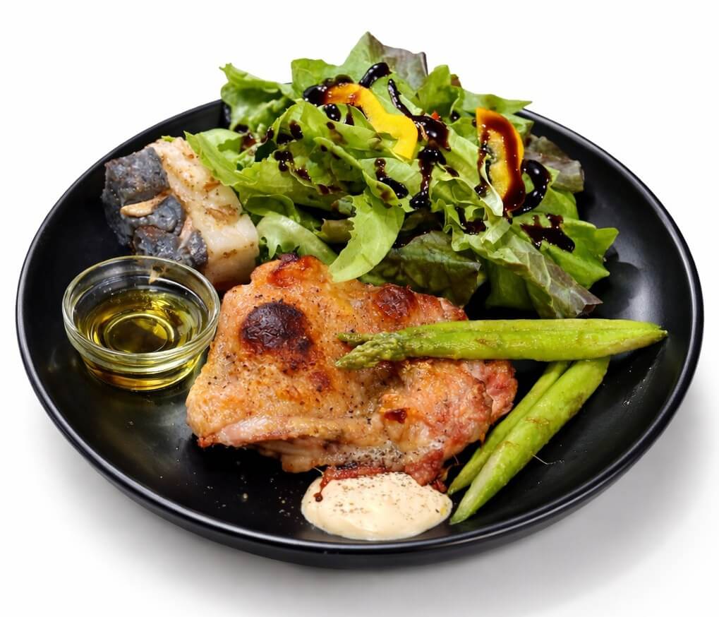 北参道・千駄ヶ谷のGreen Beans Coffeeでは、グルテンフリー対応のセレクトワンプレートランチを提供。体に優しい食材で栄養バランスに配慮し、自家焙煎コーヒーとともに楽しめます。