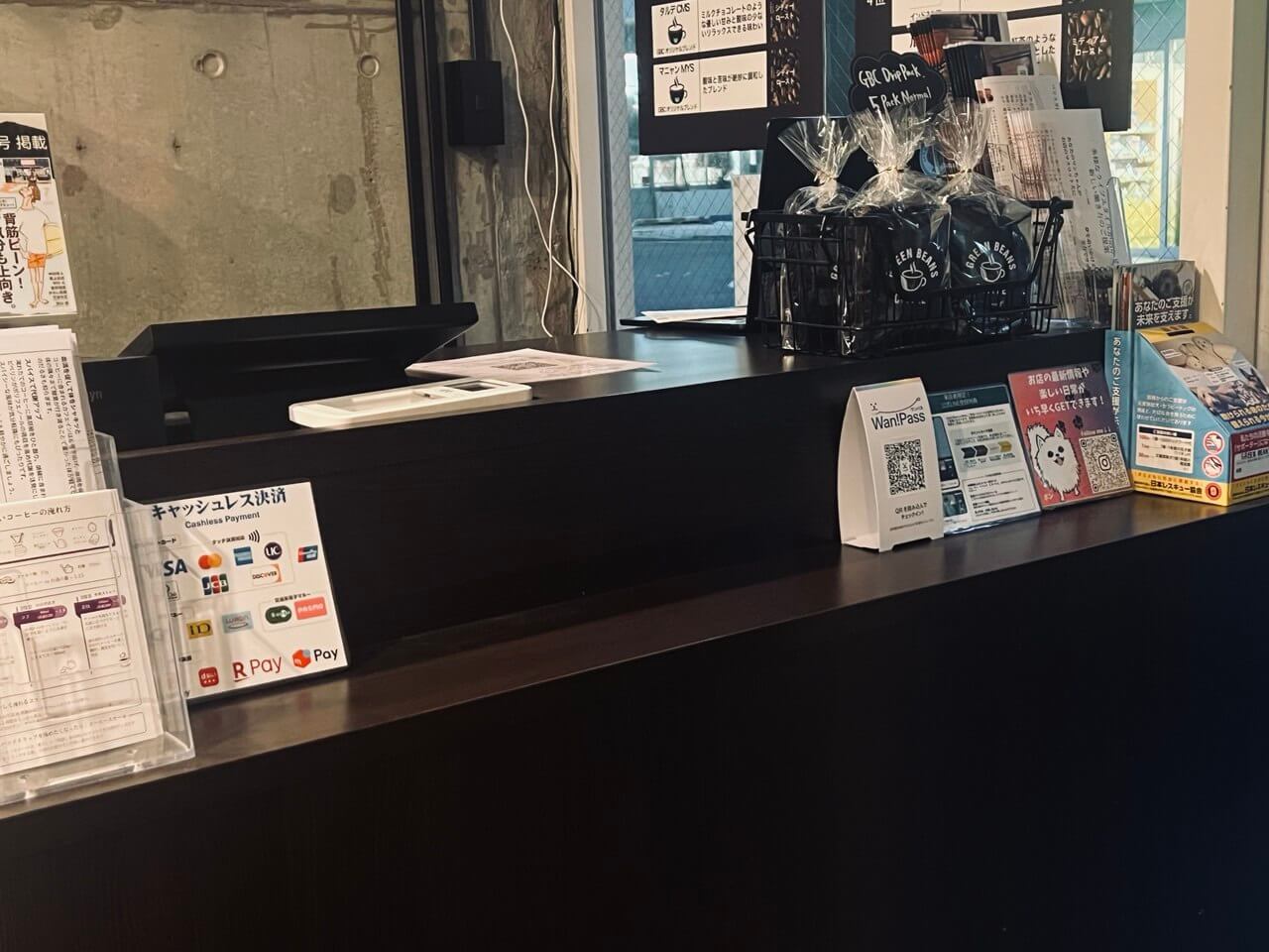 店内に設置されたWan!PassのQRコード